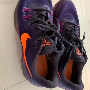 KObe Bryant’s Nike sneakers size 11